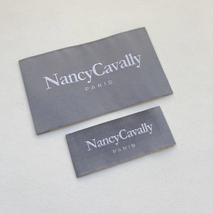 Etichette personalizzate 3D con <span class=keywords><strong>logo</strong></span> per abbigliamento, termoadesive, in raso tessuto, etichette dimensionali pieghevoli centrali per abbigliamento in poliestere - Product Image 3