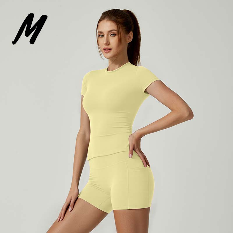 Completo giallo con pantaloni corti a maniche corte