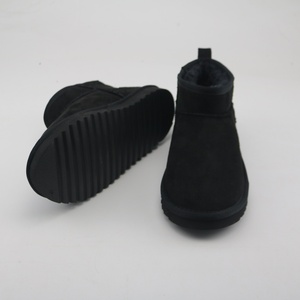 <span class=keywords><strong>Boots</strong></span> en cuir suédé rouge avec fourrure synthétique - Product Image 3