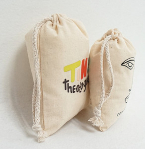 Sac à dos pliable en coton mousseline blanc naturel avec cordon de serrage, personnalisable par sublimation, idéal pour la randonnée et l'aventure - Product Image 5