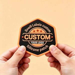 Étiquettes en silicone écologiques de qualité supérieure, étiquettes personnalisées à haute adhérence pour la marque de vêtements et de sacs - Product Image 5