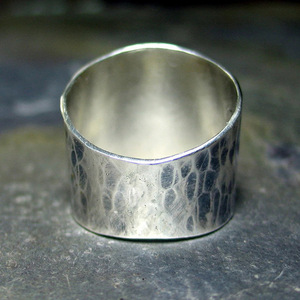 Anello Vintage Martellato Bicolore con Motivo a Insetto, Fascia Larga, Gioiello Unisex di Tendenza - Product Image 6