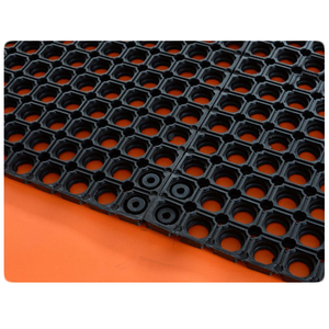Tapetes de caucho natural resistentes al desgaste con orificios de drenaje y antifatiga para plantas de procesamiento de mariscos y pescaderías. - Product Image 3