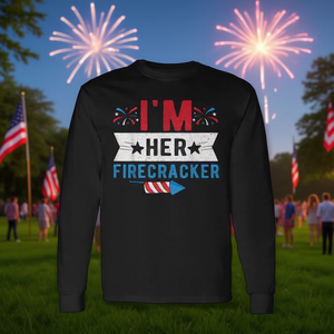 T-shirt a maniche lunghe coordinata per coppia del 4 luglio, con stampa “I'm Her Firecracker” - Product Image 3