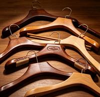 Cintre en bois de luxe avec logo personnalisé incroyable pour vêtements, hôtel, en hêtre, avec pince lotus