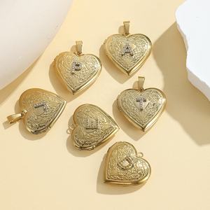 <span class=keywords><strong>Pendentif</strong></span> Cœur Mémoire en Acier Inoxydable Plaqué Or 18K Yiwu Aceon avec Initiale Lettre Pavée de Zircons pour <span class=keywords><strong>Photo</strong></span> et Cadeau d'Amour - Product Image 4