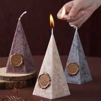 Minimalistische Neuartige Kerzen mit Sauberer Pyramidenform, Eisiger Oberfläche und Gedämpften Mehrfarbigen Düften für Gemütliche Ecken-Dekoration