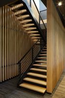 Escalier à poutre unique extérieur en fer tige métallique corde garde-corps en verre conception de pédale en bois avec dessins 3D escaliers extérieurs