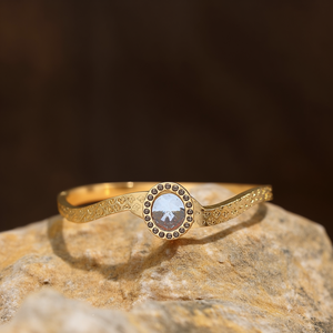 Brazalete de Moda en Acero Inoxidable 316L con Baño de Oro PVD, Joyería Sostenible y Resistente para Mujer - Product Image 3
