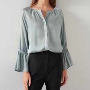 Blusa a maniche a campana blu chiaro stile Casual in tessuto di seta stile Casual con bottone nascosto con orlo elastico con risvolto per la primavera estate