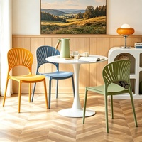 Chaise de salle à manger en plastique avec dossier épaissi, moulée d'une seule pièce, design éventail creux, pour la maison et les restaurants, style minimaliste