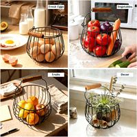 Panier à œufs en fil métallique style ferme avec poignée en bois massif, panier de collecte d'œufs en métal pour œufs frais, fruits et légumes
