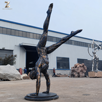 Sculpture d'homme exagérée en bronze antique, statue dynamique et surreale pour parc, jardin, œuvre d'art publique, fabriquée à la main