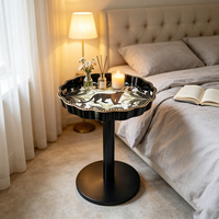 Plateau de service élégant à bords festonnés, table d'appoint avec poignées, motif floral, bordure dorée, base en piédestal noir, portable, décoration pour salon et chambre
