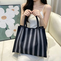 Sac fourre-tout tricoté Beach Market, 100 % polyester, tricot épais, fermeture à bouton-pression, base plate, durable et léger pour l'été, les courses et les voyages