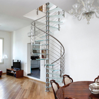 Système d'escalier minimaliste design avec marches en bois massif épais, escalier en colimaçon en bois pour maisons de luxe
