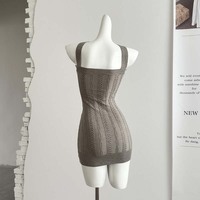 Robe mini moulante en maille unie à col halter sans bretelles, design personnalisé OEM/ODM, coupe ajustée pour femme