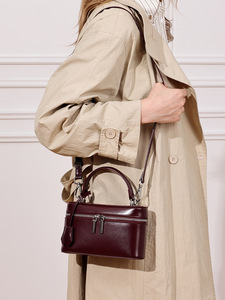 Sac de toilette minimaliste en cuir de vachette premium avec poignée supérieure, sac à bandoulière rigide de luxe pour femme, pochette blanche - Product Image 4