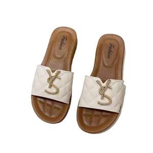 Pantuflas Planas Acolchadas de Lujo Personalizadas para Mujer, con Hebilla Metálica Dorada, Pantuflas de Diseño para Exteriores, Pantuflas de Moda de Alta Gama al por Mayor - Product Image 6