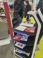 Robot Serveur de Livraison de Repas 2026 à Prix Usine, Auto-Rechargeable, 4 Plateaux, Télécommande via Application, Robot de Restaurant avec Écran Publicitaire de 16 Pouces