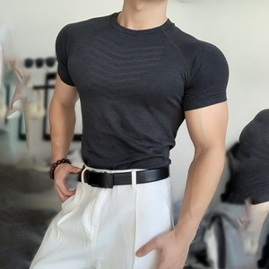 เสื้อยืดแขนสั้นผู้ชายสีเทา ผ้าถักลายแจ็คการ์ด ทรงเข้ารูป สปอร์ต คอกลม ระบายอากาศได้ดี เหมาะสำหรับออกกำลังกาย - Product Image 4