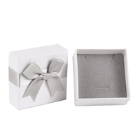 Boîte à bijoux de luxe en albâtre blanc carrée, gaufrée, avec couvercle et base rigides, logo personnalisé et ruban argenté pour l'image de marque des boutiques