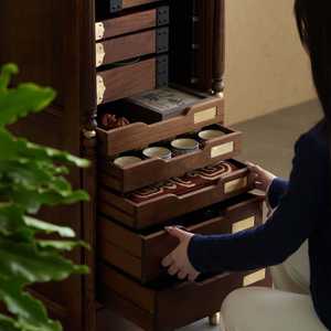 Gabinete de Almacenamiento de Madera Maciza de Nogal Negro 1200x900x400mm, de Pie con Ruedas, para Juego de Té y Uso Dental - Product Image 3