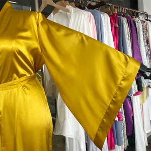 <span class=keywords><strong>Camicia</strong></span> <span class=keywords><strong>da</strong></span> <span class=keywords><strong>notte</strong></span> di seta di lusso per le donne nuovo stile personalizzato lunghi abiti grandi apertura maniche lisce morbido raso <span class=keywords><strong>da</strong></span> <span class=keywords><strong>notte</strong></span> <span class=keywords><strong>da</strong></span> sposa per la primavera - Product Image 3