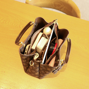 Bolso Tote de Cuero Genuino para Mujer, <span class=keywords><strong>Moda</strong></span> de Hong Kong, Modelo 2025, de Alta Gama, con Cierre, para Madres de Mediana Edad, de un Solo Hombro o Cruzado - Product Image 4