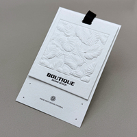 Étiquettes suspendues personnalisées de luxe léger et minimaliste, écologiques, en papier spécial, étiquettes gaufrées 3D, étiquettes de marque haut de gamme pour vêtements et chaussures, blanches