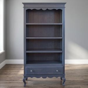 Librería de Madera de Teca Gris Pizarra con Borde Festoneado, Estantería Abierta de 4 Niveles con Cajón y Patas Curvas - Product Image 2