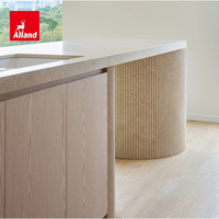 Alland Nouveau Modèle 2026 Prime Personnalisable, Armoire de Cuisine en Placage de Bois Clair et Fermeture Amortie avec Porte à Coins Arrondis et Îlot Rainuré