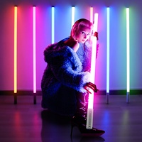 Livraison DDP depuis l'entrepôt UE : Pack de 4 tubes lumineux LED néon RGB alimentés par batterie 5000 mAh avec support pour éclairage de scène, DJ, studio et fêtes