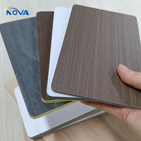 Panneau de placage en bois rainuré flexible avec substrat en cristal de carbone et de bambou pour revêtement mural intégré en intérieur