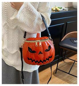 กระเป๋าสะพายข้างผู้หญิงรูปฟักทองลายสัตว์ตลก ทำจากหนัง พร้อมซิปปิด - Product Image 1