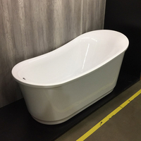 Baignoire de trempage moderne portable autoportante en acrylique blanc de 1780mm avec grand dossier et conception cymbiforme de bateau