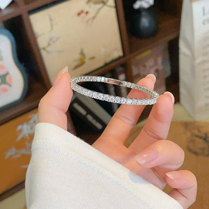 Bracelet de luxe pour femme en or blanc 18 carats serti de diamants de laboratoire, collection Fashion Channel, vente en gros - Product Image 5