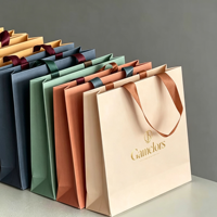 Sac en papier commercial pour le commerce de détail, en carton ivoire, recyclable, personnalisable, avec impression sérigraphiée du logo et vernissage, avec poignée, capacité 6-9 kg