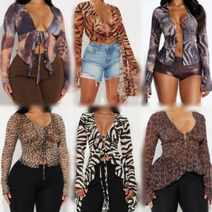 Lote al por mayor de blusas, camisas y polos de manga larga para mujer, surtidos, estampados y a rayas, para otoño e invierno. - Product Image 2