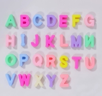 Lot de 100 perles acryliques creuses en forme de lettres, couleur claire, petites perles pour bracelet DIY, pendentif, accessoires de bijoux, vente en gros