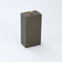 Boîte à cosmétiques rectangulaire marron foncé avec tiroir coulissant, poignée dorée, logo personnalisé, emballage haut de gamme