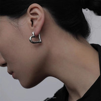 Boucles d'oreilles Gaovo Niche Polished Heart Huggie pour femmes, minimalistes, polyvalentes, de luxe, résistantes au ternissement, bijoux d'oreille tendance