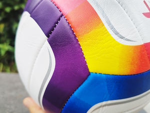 Vente en gros de ballon de <span class=keywords><strong>volley</strong></span>-<span class=keywords><strong>ball</strong></span> officiel de taille 5 en PVC souple cousu à la machine avec logo personnalisé multicolore de bonne qualité pour la promotion - Product Image 6