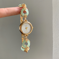 Montre à petit cadran de style bijou avec maillons couleur jade pour cadeau et présentation en boutique