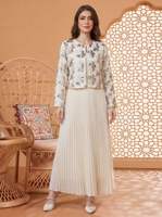 Nouvel ensemble deux pièces élégant de style islamique musulman du Moyen-Orient, Dubaï, avec fleurs brodées et perles, comprenant un manteau et une longue robe plissée