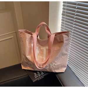 Sac fourre-tout en toile laminée au design exclusif avec protection UV et propriétés anti-décoloration pour les vacances à la plage - Product Image 5