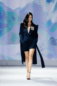 เสื้อกั๊กสีน้ำเงินเข้มราคาดีสำหรับผู้หญิงเสื้อผ้าผู้หญิงหรูหราผ้าคุณภาพสูง Enzo & LEO ผลิตในเวียดนาม - Product Image 6