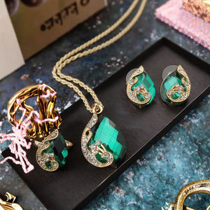 Ensemble de bijoux unisexe en alliage plaqué or vintage bohème européen américain, nouveau collier à pendentif en trois parties avec cristaux en strass - Product Image 5