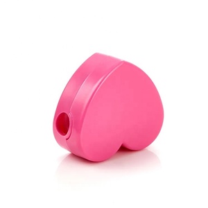 Temperamatite in plastica colorata a forma di cuore con temperamatite a foro singolo - Product Image 1