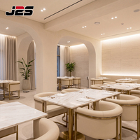 Solutions d'usine J2S : Chaises à cadre métallique, table rectangulaire avec surface en marbre, ensemble table et chaises pour restaurant, design moderne pour hôtel